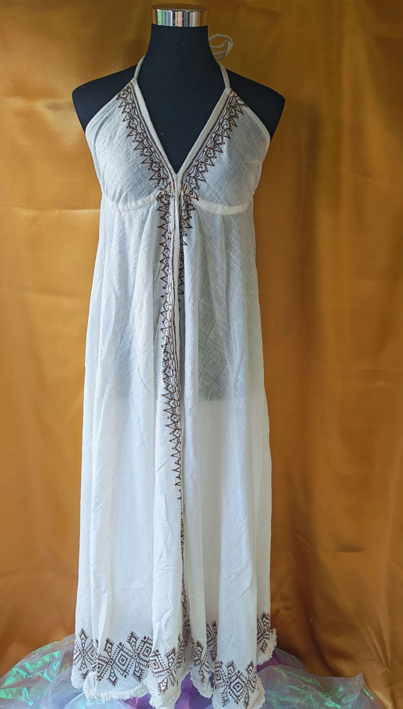 Witte jurk met borduursel – photo 2